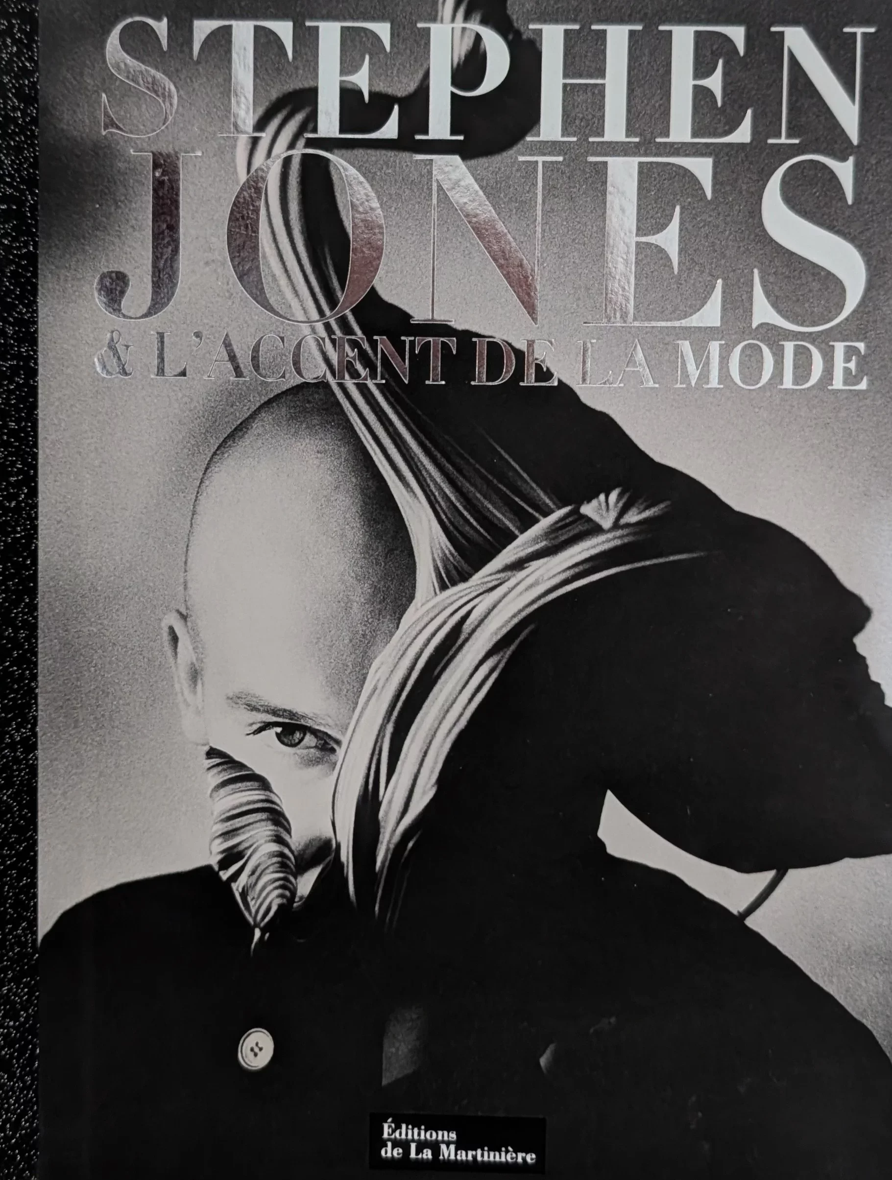 STEPHEN JONES et l'accent de la mode