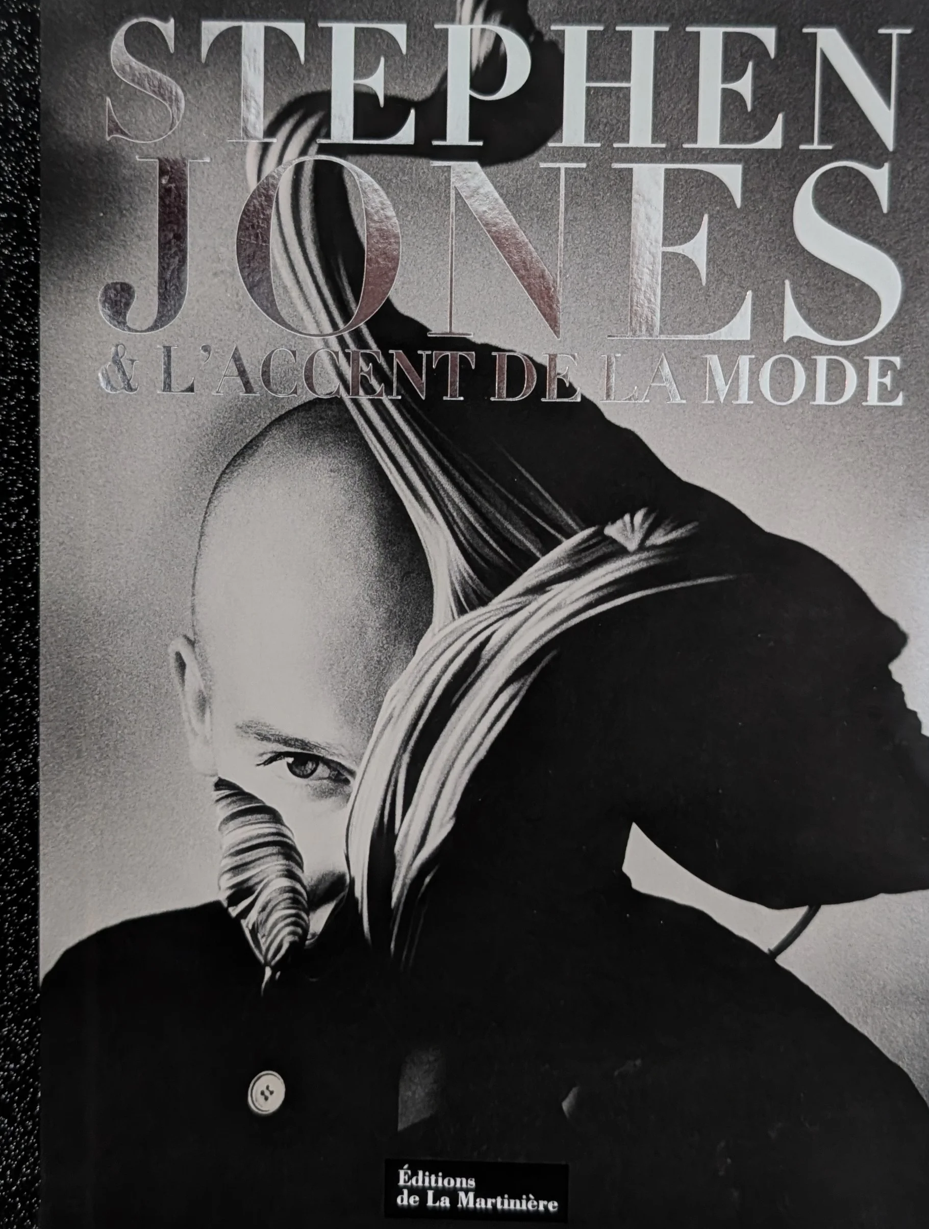 STEPHEN JONES et l'accent de la mode